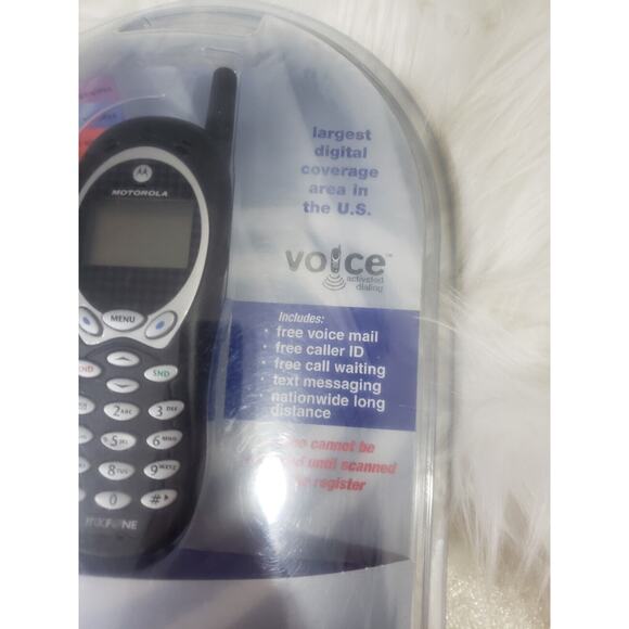 NEW Motorola Vintage Tracfone Black Phone Pay As You Go T9 Texting Y2k - Picture 3 of 8